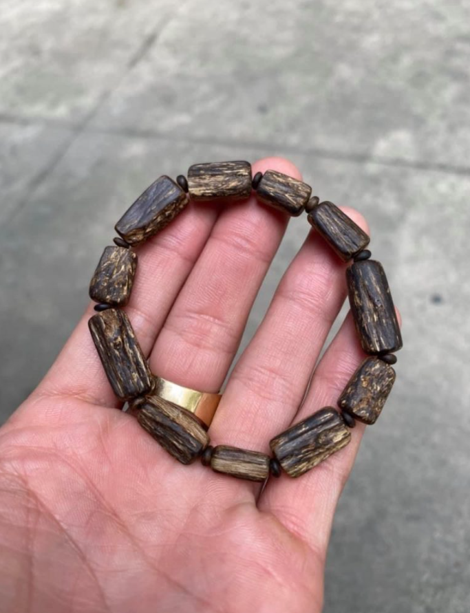 Vòng Tay Trầm Hương Trung cấp.png